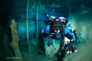 Technischer Mischgas Trimix Taucher mit Stageflasche in einer Höhle